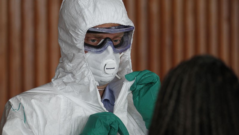 Utenriksministeren prøver beskyttelsesutstyr mot ebola i Sierra Leone. I dag presenteres resultater som viser et mulig gjennombrudd i kampen mot ebola; en effektiv vaksine. Foto: Astrid Sehl, UD