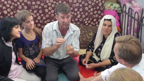 Utenriksminister Børge Brende på besøk i en flyktningleir i Erbil, Nord-Irak. Foto: Astrid Versto, UD