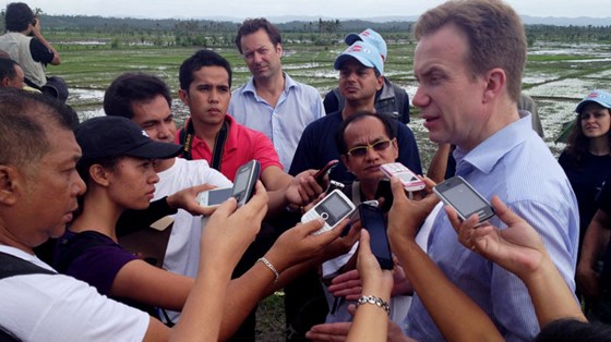 Utenriksminister Børge Brende møtte lokal presse da han var på Filippinene i januar 2014. Foto: Astrid Sehl, UD