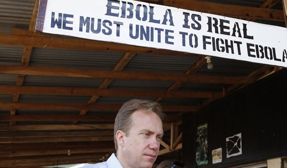 Norge følger opp arbeidet mot pandemier med et nytt initiativ i samarbeid med ledende vaksineprodusenter. Her er utenriksministeren på besøk i Sierra Leone. Foto: UD  