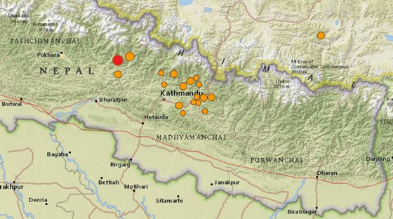 Den rød sirkelen markeren hovedskjelvet i Nepal 25. april. De orange sirklene viser hvor det har vært etterskjelv.