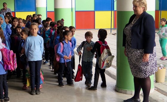 Utdanning er en menneskerett også for barn i krig. Her besøker statsminister Erna Solberg syriske flyktninger i Libanon. Foto: Statsministerens kontor