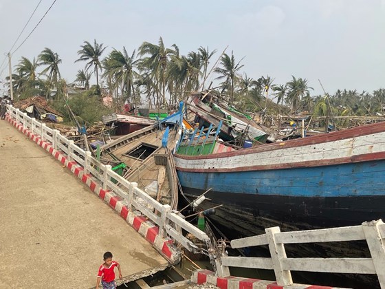 Bilde av knuste hus og båter etter syklonen Mocha