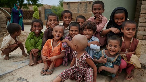 Bilde av gruppe med barn som ler