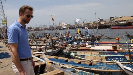 Utviklingsminister, Nikolai Astrup, her i fiskehavna i Tema utenfor Accra vil at Norge skal lede an i kampen for å redde verdens hav. Foto: Kristin Enstad, UD