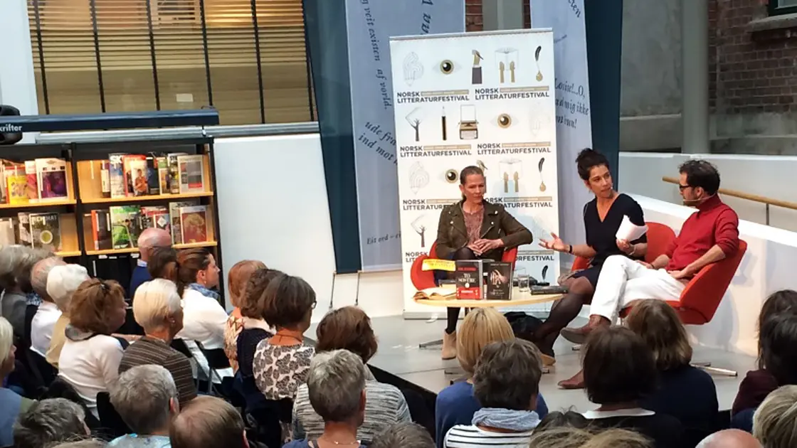 Statssekretær Laila Bokhari i samtale med Åsne Seierstad og Demian Vitanza om voldelig ekstremisme. Foto: UD