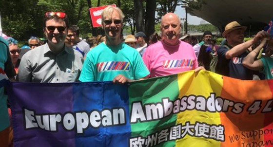 Ambassadør Erling Rimestad i Pride-tog i Tokyo. Foto: Ambassaden