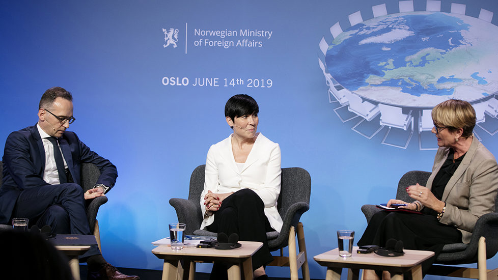 Utenriksminister Ine Eriksen Søreide, Tysklands utenriksminister Heiko Maas og Kate Hansen Bundt i samtale under presentasjon av den nye stortingsmeldingen om internasjonalt samarbeid. Foto: Stine Østby, Medvind
