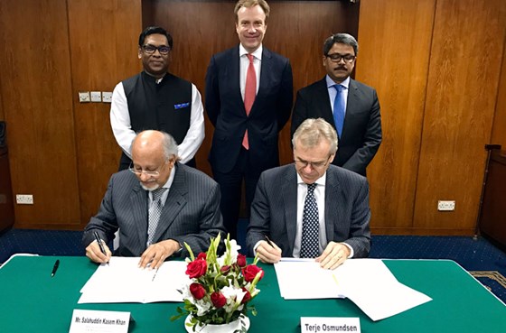 Utenriksminister Brende overvar signeringen av en partneravtale mellom norske Scatec Solar og Khan Company fra Bangladesh. Scatec Solar ønsker å investere i solenergi i Bangladesh. Foto: Ingrid Kvammen Ekker, UD