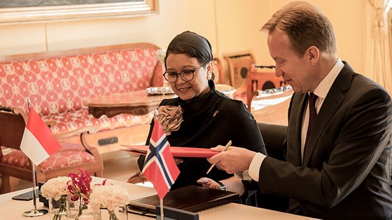 Utenriksministrene Retno Marsudi og Børge Brende signerte avtalen mellom Norge og Indonesia under Marsudis Oslo-besøk. Foto: Marta B. Haga, UD