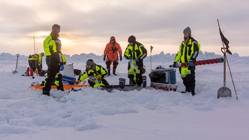Bilde av forskere som jobber på isen i Arktis