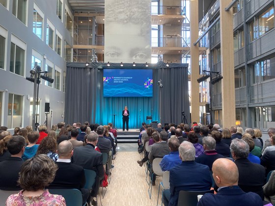 Bilde av utenriksministeren på scenen foran publikum på Framsenteret i Tromsø