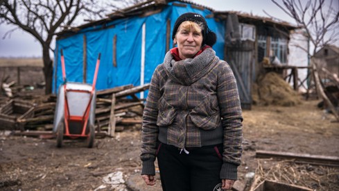 Bilde av dame foran hus