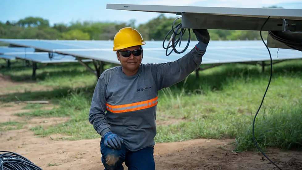 Mann som jobber med solcellepanel