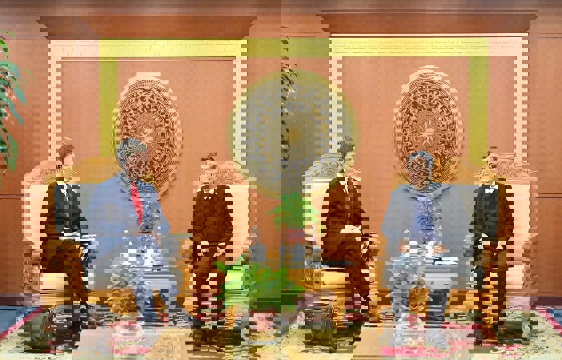 Bilde av Aukrust sittende på møte