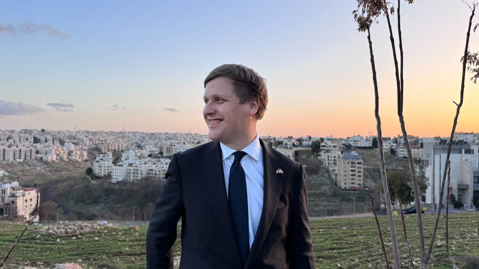 Aukrust står ute på høyde