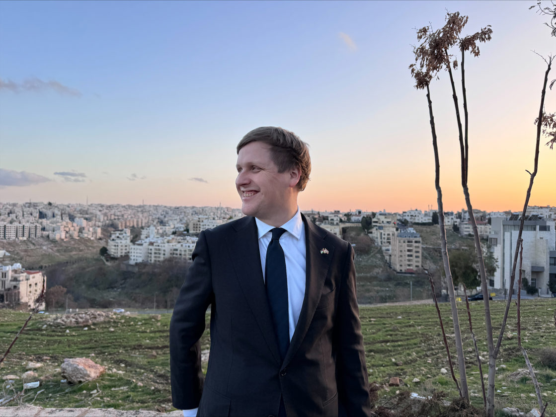 Aukrust står ute på høyde