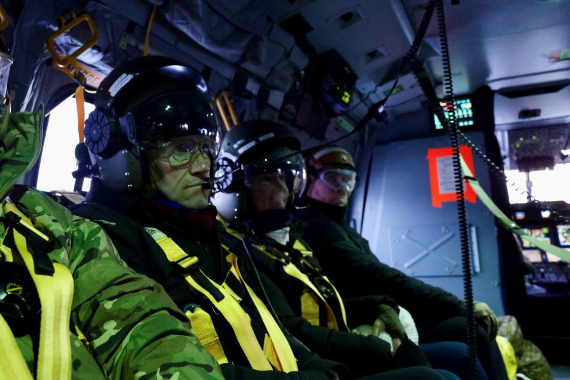 Bilde av utenriksministrene på helikopter