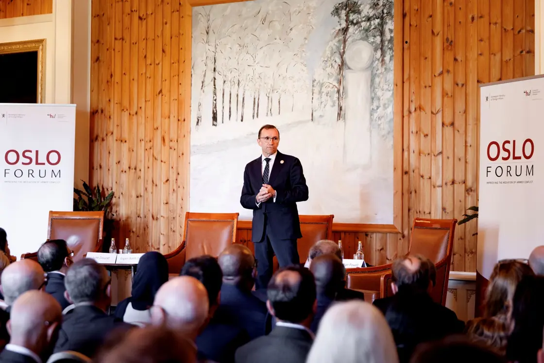 Utenriksministeren holder innlegg på Oslo Forum