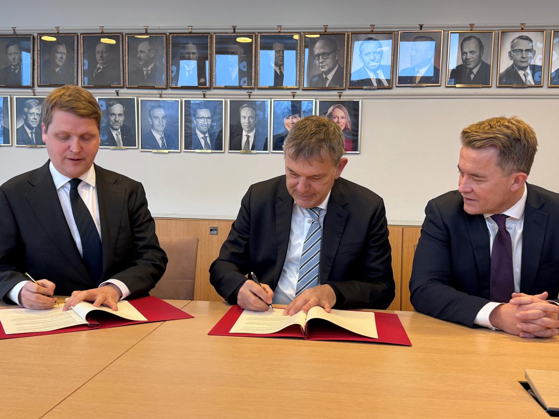 Bilde av signeringen