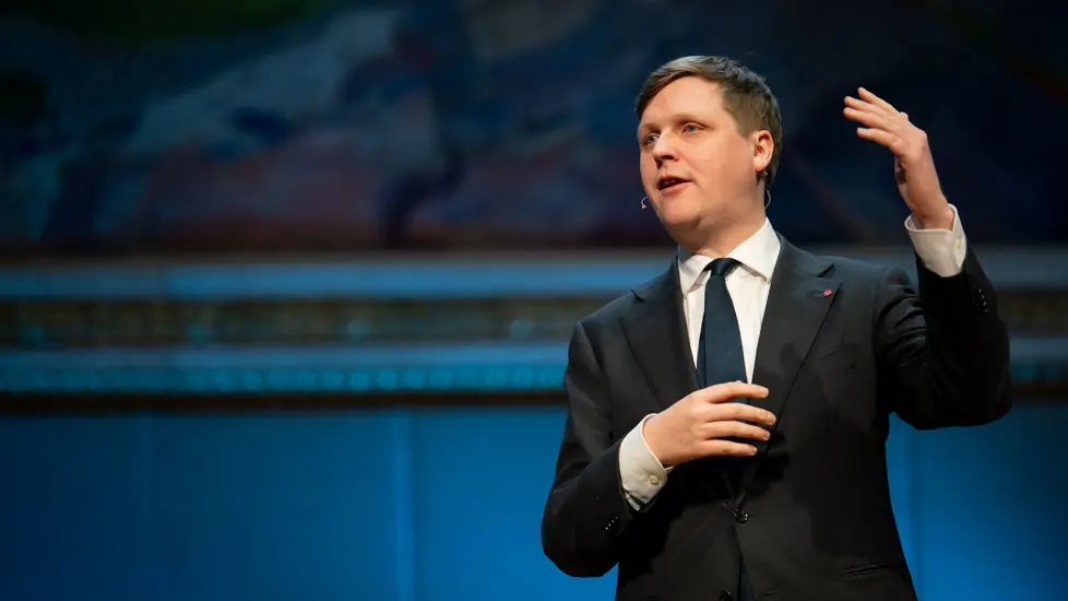 Åsmund Aukrust holder innlegg på konferanse