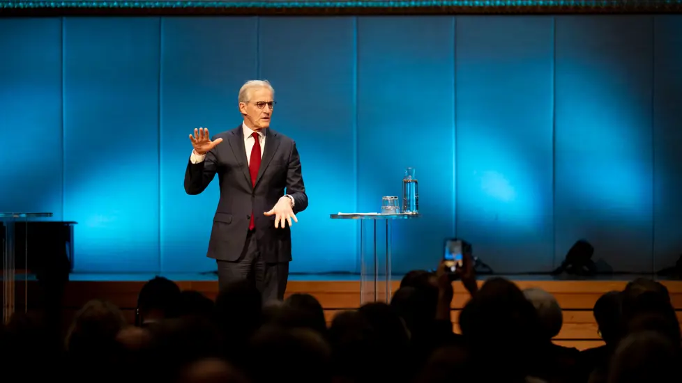 Statsminister Støre holder innlegg på konferanse