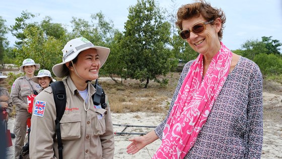 Ambassadør Grete Løchen med Vietnams første kvinnelige mineryddingsteam