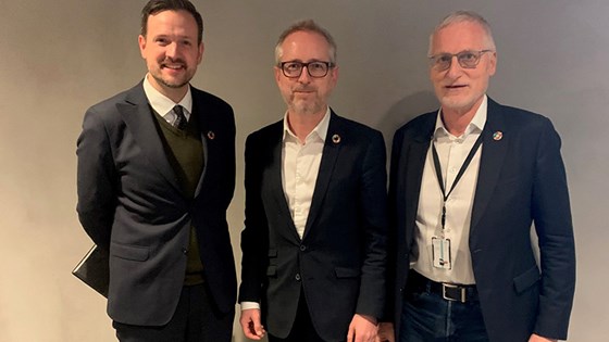 Utviklingsminister Dag-Inge Ulstein med avtroppende  (Jon Lomøy - til høyre) og påtroppende Norad-sjef (Bård Vegar Solhjell - i midten). Foto: UD
