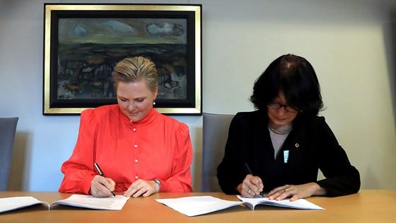 Minister of International Development Anne Beathe Tvinnereim and Head of UNDRR Mami Mizutori signing the agreement. Credit: Henrik Omtvedt Jenssen, MFA