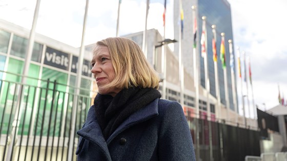 Utenriksminister Anniken Huitfeldt foran FNs hovedkvarter i New York .  Foto: FN-delegasjonen