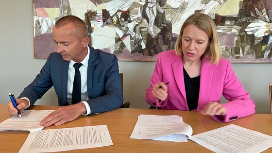 Utenriksminister Anniken Huitfeldt og direktør i Domstoladministrasjonen, Sven Marius Urke, har signert signerer avtalen om støtte til utvikling av rettssystemene på Vest-Balkan.  Foto: Per Aubrey Bugge, UD