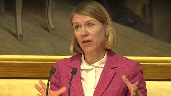 Utenriksminister Anniken Huitfeldt redegjør for Stortinget. Ill.: Fra stortinget.no