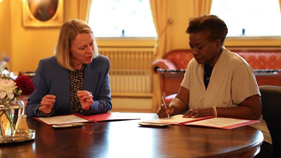 Foreign Minister Anniken Huitfeldt and UNFPA Executive Director Dr Natalia Kanem signing the agreement. Credit: Jens Chr. Boysen, MFA