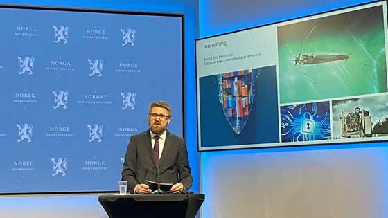 Statssekretær Eivind Vad Petersson åpner seminaret om eksportkontroll. Foto: UD