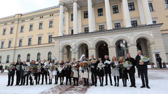 Erna Solbergs utvidete regjering på Slottsplassen.