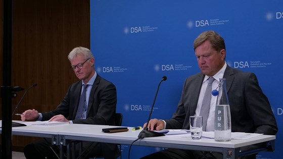 Direktør Per Strand (t.h) i Direktoratet for strålevern og atomsikkerhet (DSA) leder det digitale møtet i Atomkommisjonen. Seksjonssjef i DSA Ingar Amundsen til venstre. Foto: Hallfrid Simonsen, DSA