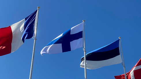 Bilde av det finske flagget heist i Nato.png