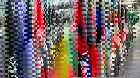 Rekke med flagg som er oppstilt 