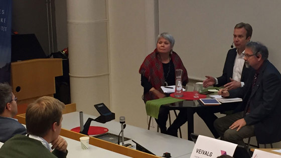 Veivalg-diskusjonen trakk nordover til Alta denne uka. Her er utenriksministeren sammen med Pål Markusson (th) og Eva J. B. Jørgensen. Foto: Marte Lerberg Kopstad, UD