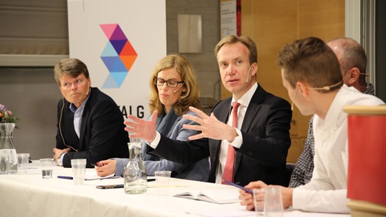 Panelet ved siden av utenriksminister Børge Brende som tok del i det politisk verkstedet i Kristiansand. Foto: Ane Haavardsdatter Lunde, UD 