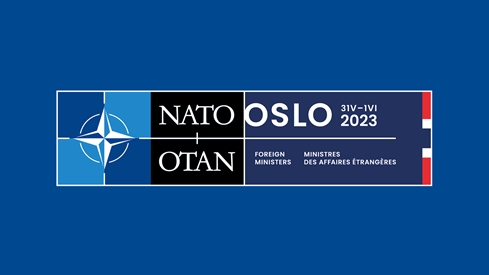 Nato-logo på blå bakgrunn med dato for utenriksministermøtet i Oslo