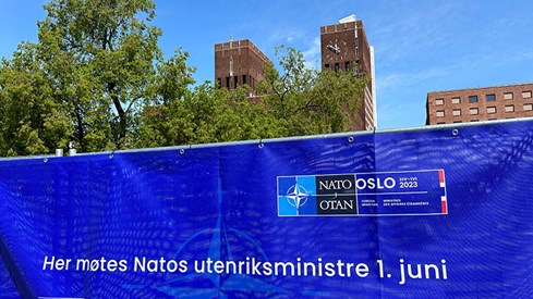 Bilde av Oslo rådhus med Nato-banner foran