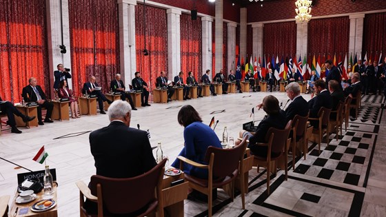 Bilde av Nato-utenriksministere sittende i sirkel på stoler før møtet. 
