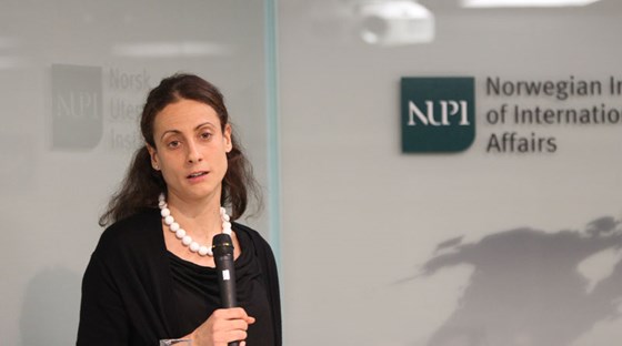Nathalie Tocci presenterer arbeidet med EUs nye globale strategi på NUPI (Foto: Åsmund Weltzien, Nupi)