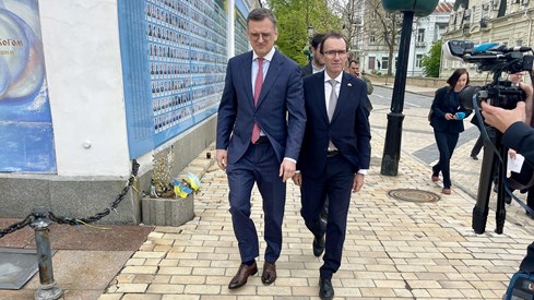 Blilde av Utenriksminister Espen Barth Eide er i Ukraina gåden på et fortau utendørs i dress