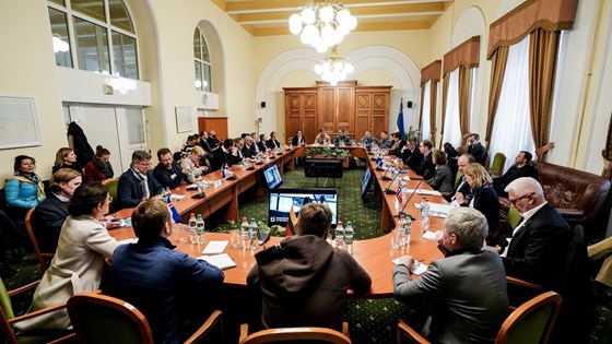 Bilde av møterom med o-bord med utenriksministre rundt