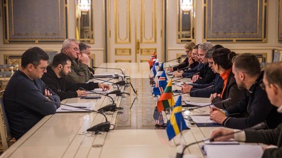 Anniken Huitfeldt i møte med  Ukrainas president Volodymyr Zelenskyj sammen med nordiske og baltiske kolleger. Foto: Tuva Bogsnes, UD