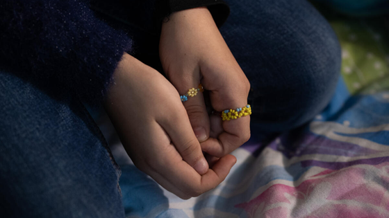 Bilde av hender som har ringer på farget i fargene til det ukrainske flagget, blå og gul. 
