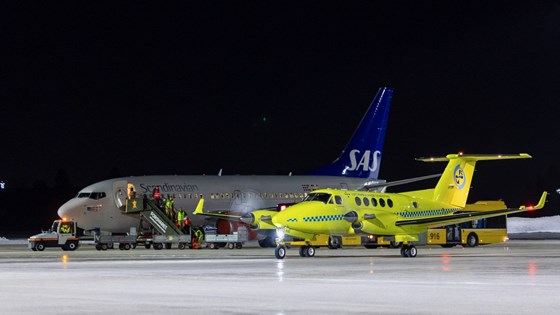 Bilde av SAS-fly og luftambulanse på Gardermoen