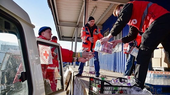 Norge har gitt store bidrag til Røde Kors-bevegelsen  som her formidler hjelp til Ukraina.   Foto: Maksym Trebukhou, Røde Kors